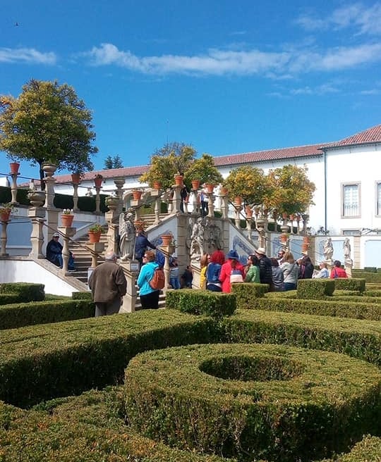 turismo da Beira Baixa grupo em visita jardins do Palácio dos Bispos