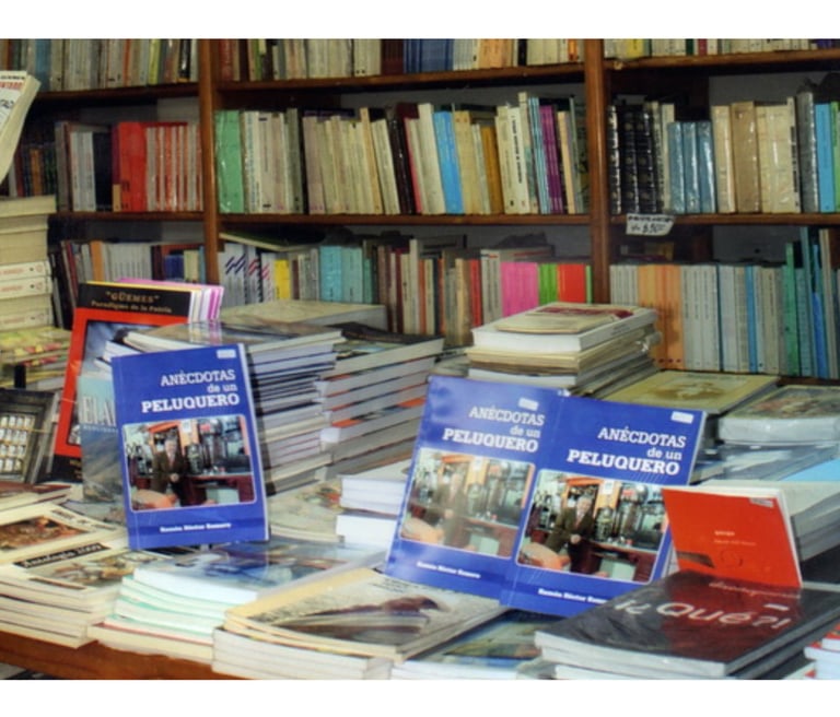 Librería con Libros, destacándose: Anécdotas de un Peluquero, de Ramón H. Romero
