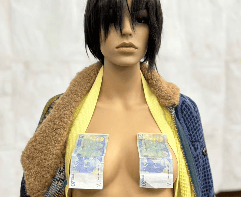 Suas figuras "retraídas e vazias" transmitem a sensação de alienação.