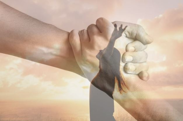 mains entrelacées symbolisant le soutien aux adultes confrontés aux pathologies, addictions et TCA