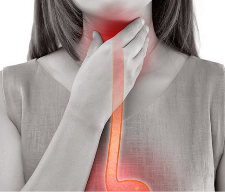 Woman with throat pain and a red arrow pointing to the illness.