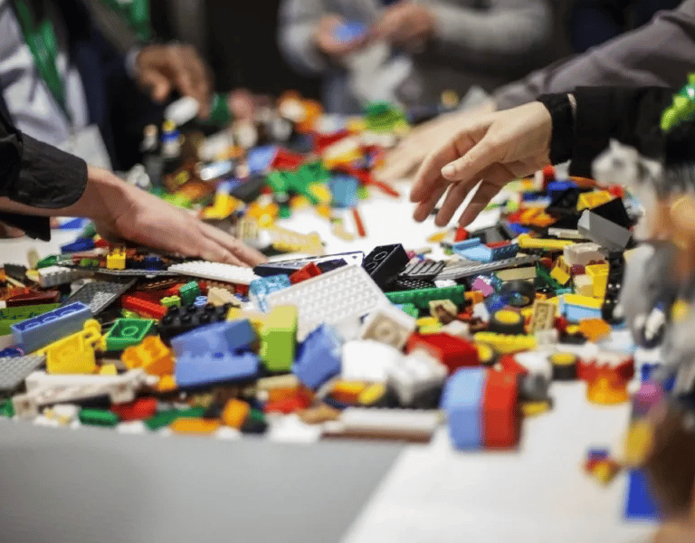 Manos jugando con piezas de Lego