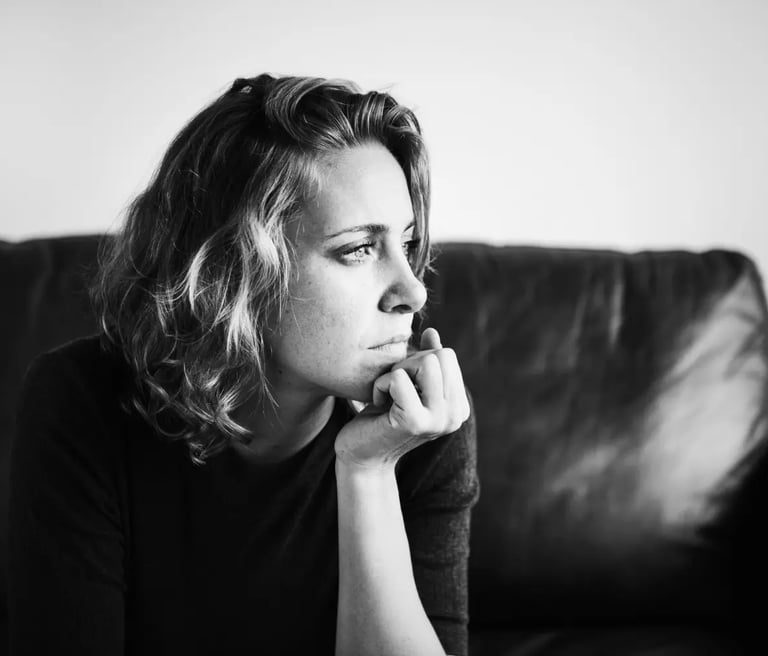 Femme qui pleure et est en dépression. soigner la depression avec un magnetiseur à Nantes