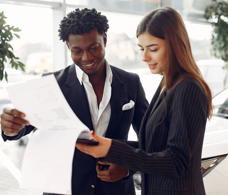 Force Prévention Sécurité – Rencontre professionnelle entre un agent de sécurité et une cliente, échangeant sur des documents