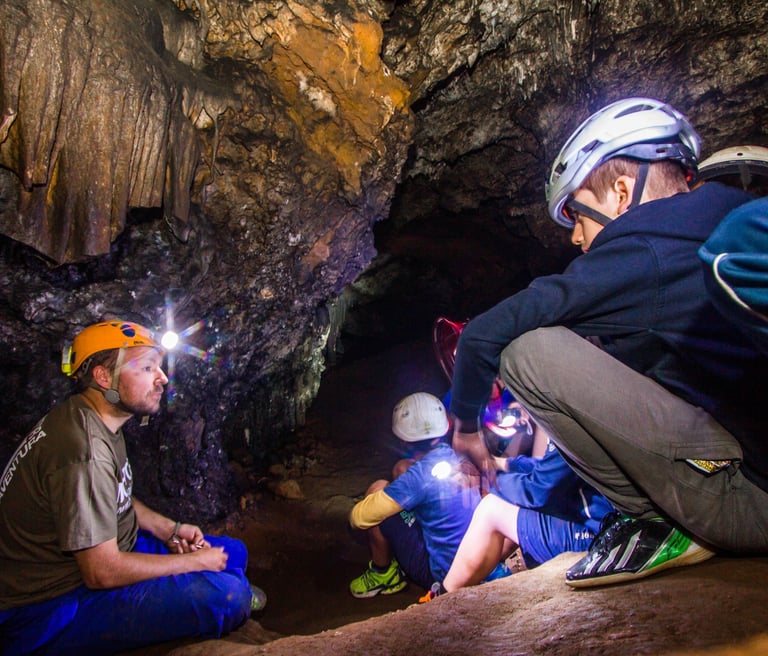 Jóvenes en una cueva haciendo espeleología