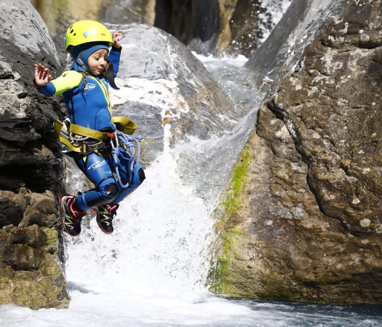 randonnée aquatique du couleau, sautd'un enfant de 6 ans, en familles, serrre-ponçon