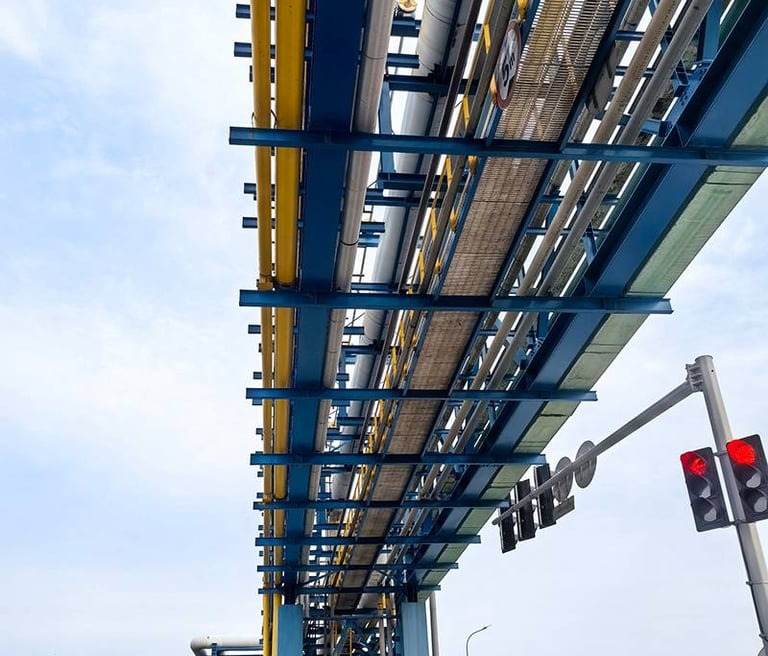 स्ट्रीट लैंप के ऊपर एक तेल और गैस पाइपलाइन और केबल ट्रे प्रणाली है