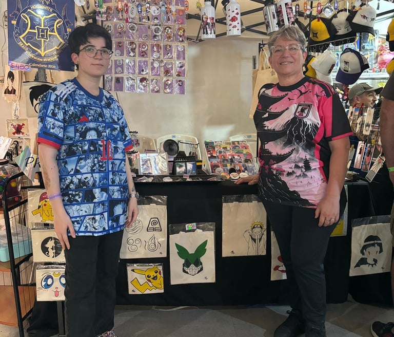 Vendedores de anime en un stand vendiendo artículos de anime, pins y prendas personalizadas de anime