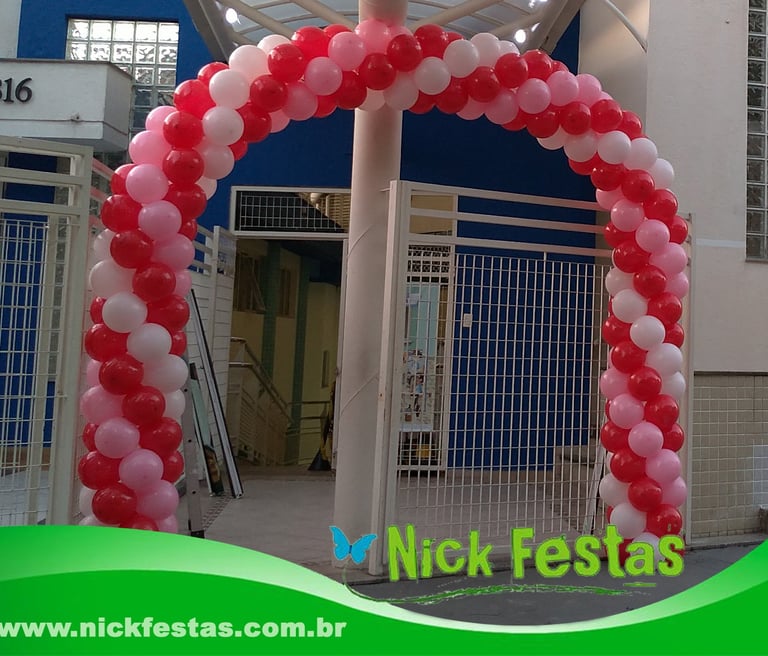 Arco de balões na entrada de escola para festa ou evento escolar, dando boas-vindas.