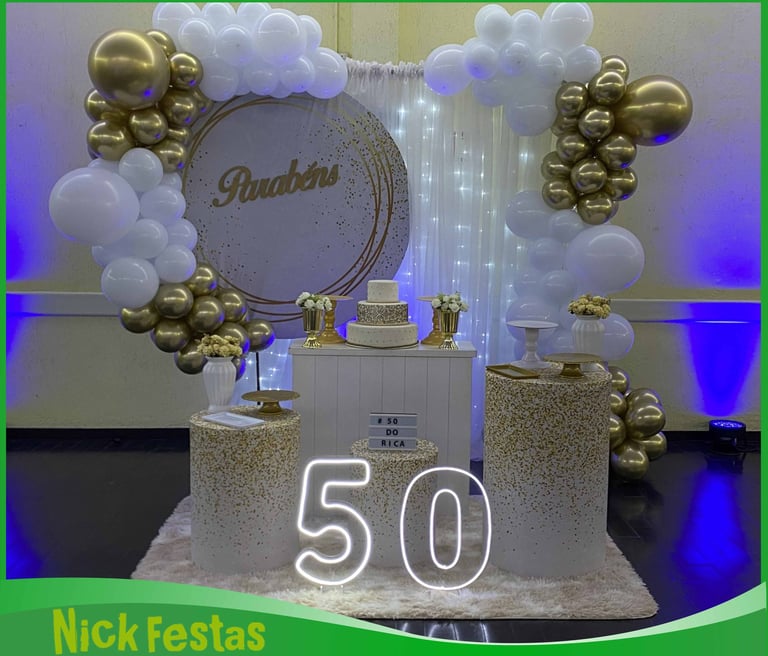 Decoração 50 anos branco e dourado com balões orgânicos, painel redondo e número 50 iluminado