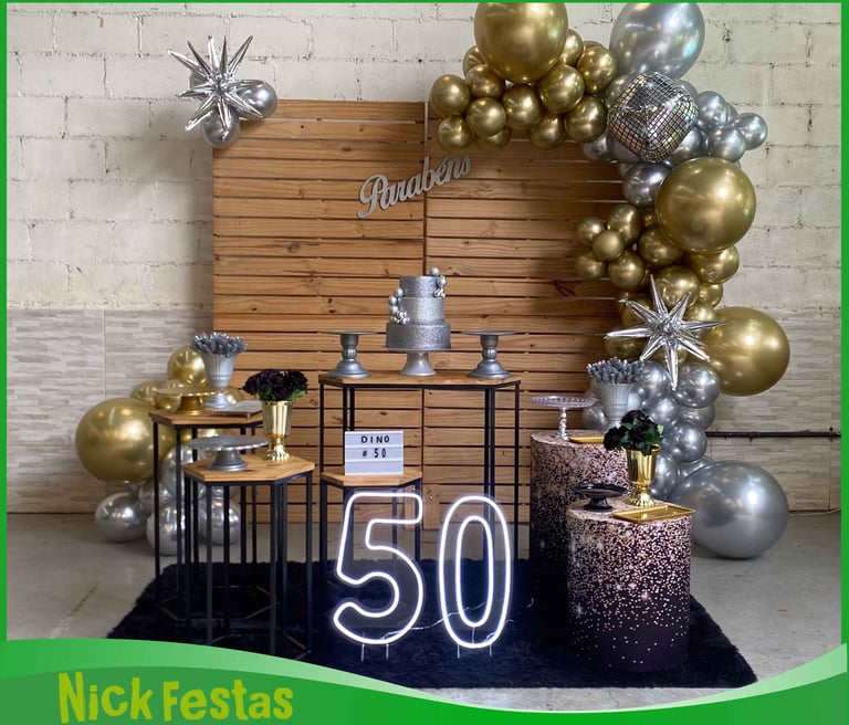 Decoração 50 anos dourado e prata com balões metalizados e número 50 iluminado na Freguesia do Ó SP.