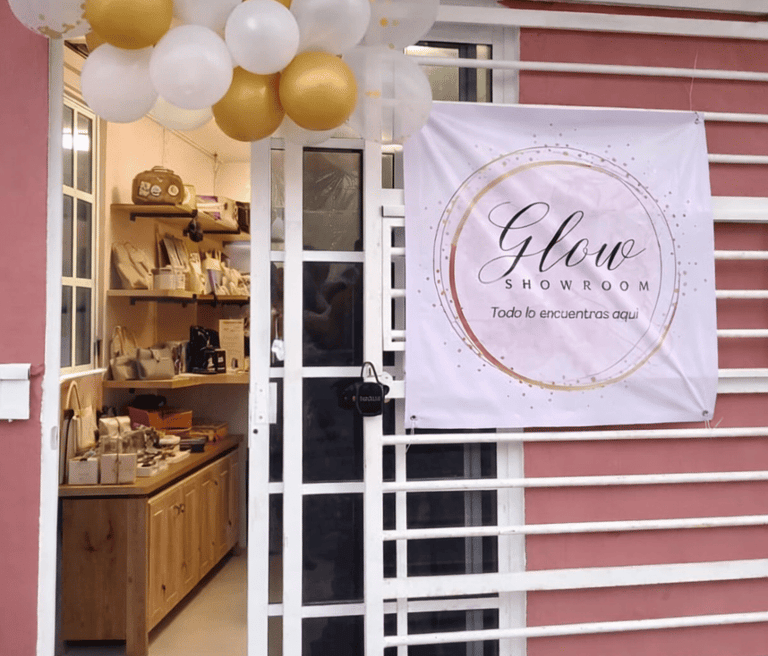Puerta de entrada a Glow Showrrom decorada con globos