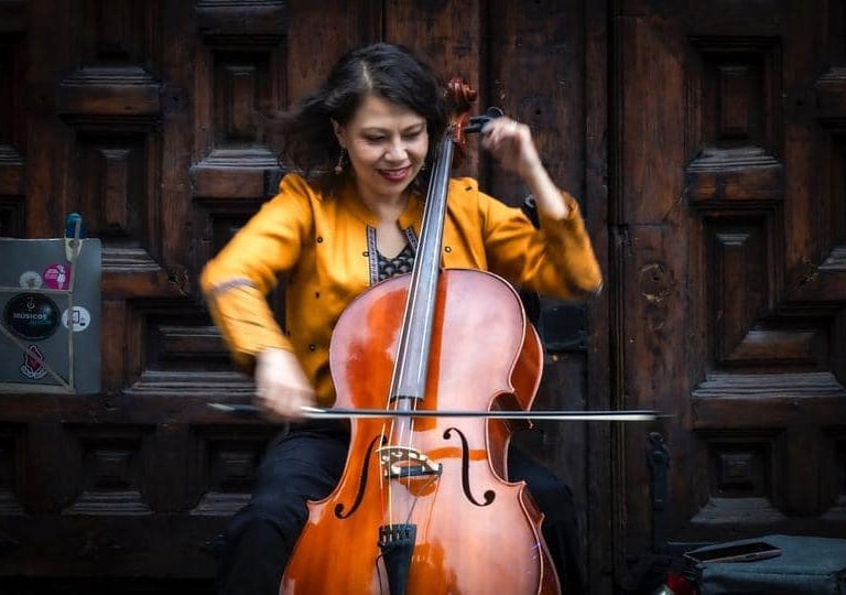 Creadora de marca Cosme Tuxco, maestra de violonchelo