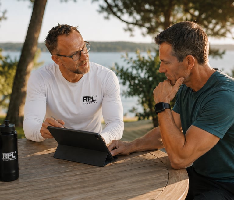 Coach RPL+ avec son client réalisant un premier bilan pour planifier l'accompagnement en fonction des objectifs souhaités
