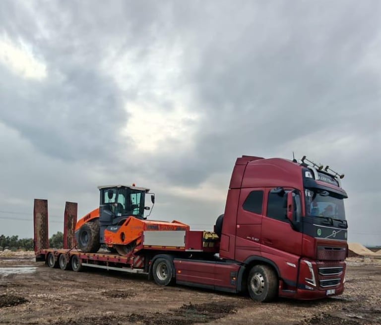 Volvo tır ile şantiye sahasına güvenli iş makinesi nakliyesi