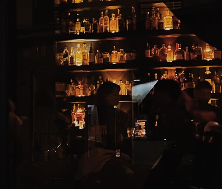 speakeasy cocktail bar atmosphere in oberkampf paris