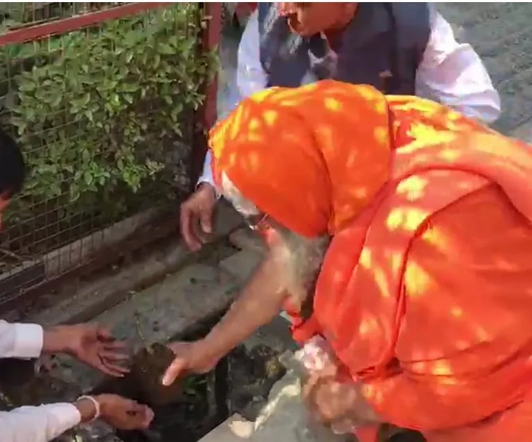 Acharya Ramanand ji Das from Ayodhya Ram Mandir tying a TreeAndHumanKnot plants a tree to begin his Bhagwad Gita 