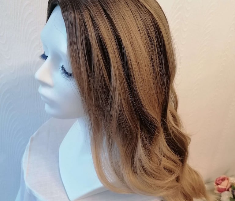 Rudas perukas su blond sruogomis, stilingas ir natūralus – Perukų magija