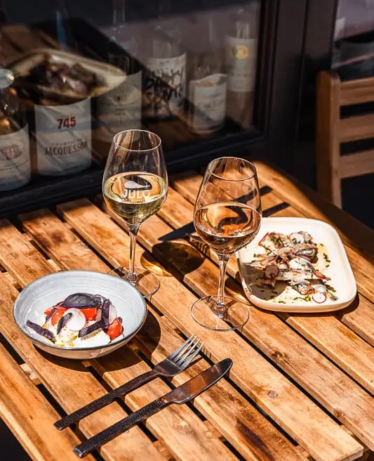 Deux verres de vin sur une table en terrasse au restaurant
