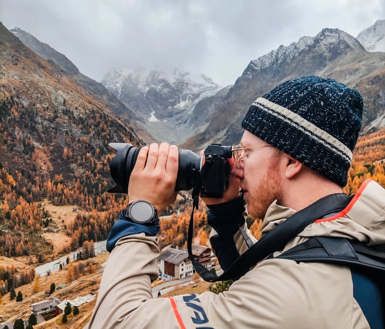 Portrait de Valentin Friedli, photographe de mariage à Fribourg