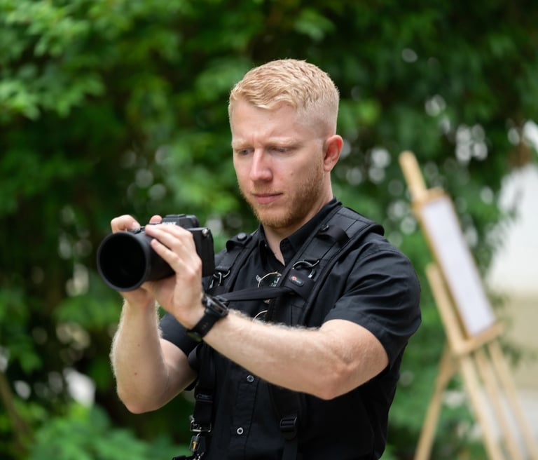 Le vidéaste Valentin Friedli en train de filmer une cérémonie en Suisse romande.