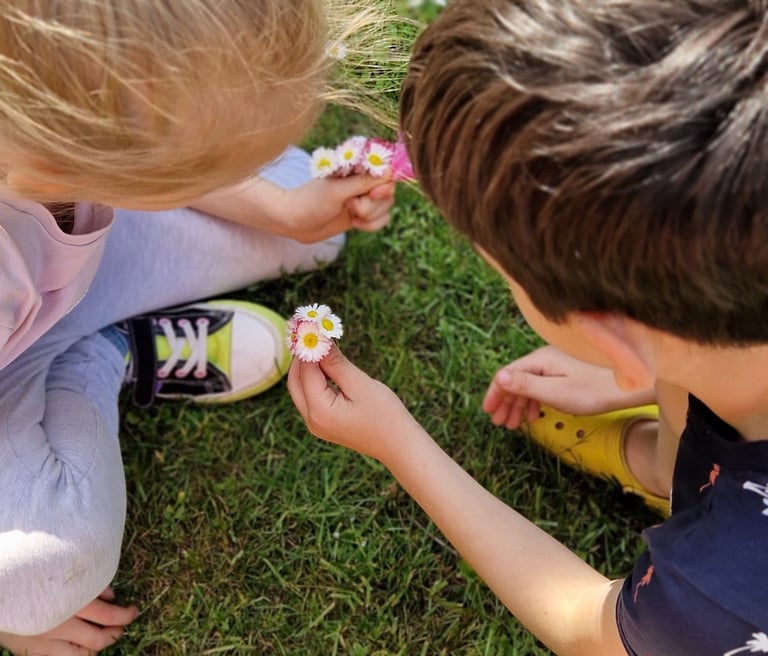 Vaikai žaidžia lauke Ugdymosi erdvėje ,,Ąžuolynas"