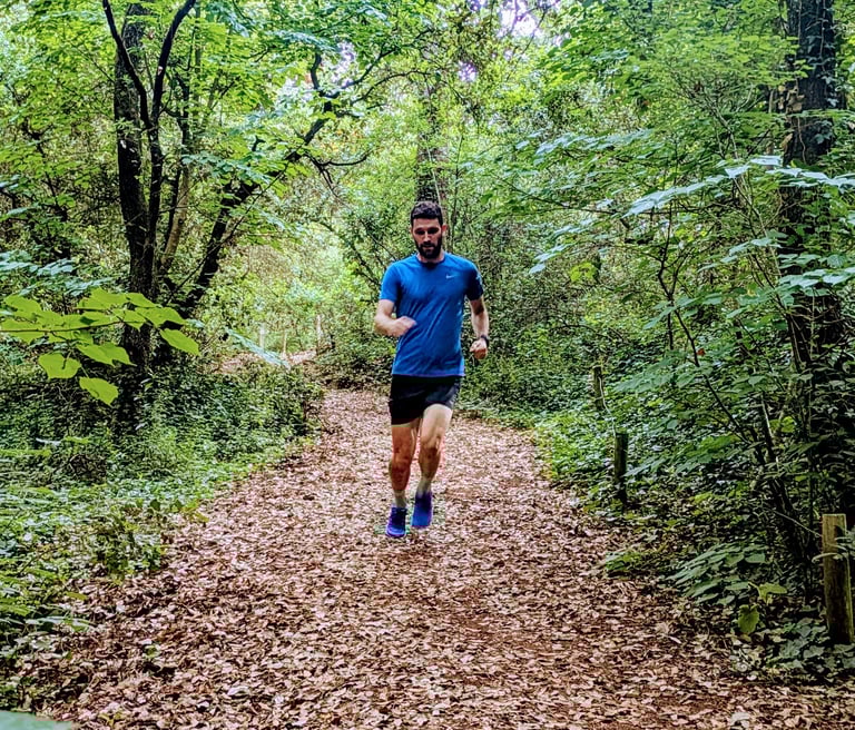 Le coach pratiquant la course a pied