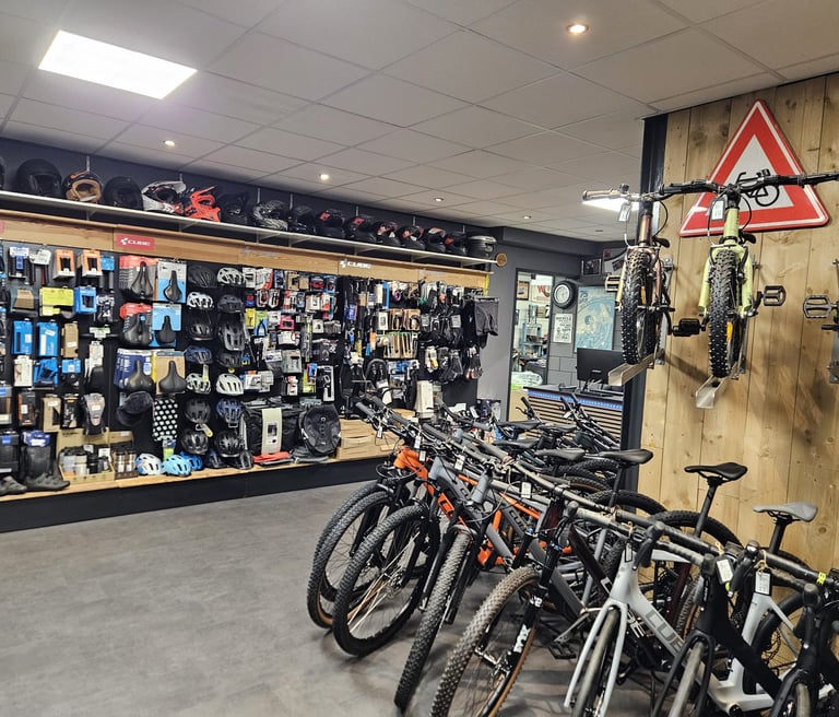 In de winkel van Otto's Tweewielershop