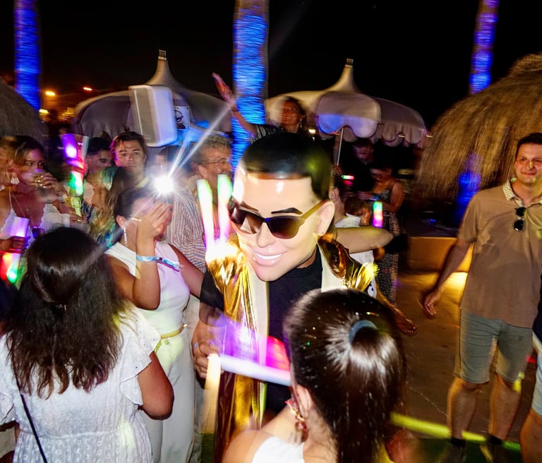 hora loca con cabezones para eventos en Mallorca