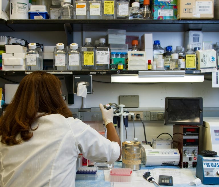 Une personne travaille dans un laboratoire
