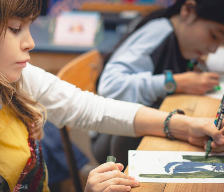 mains d'enfants qui font un coloriage