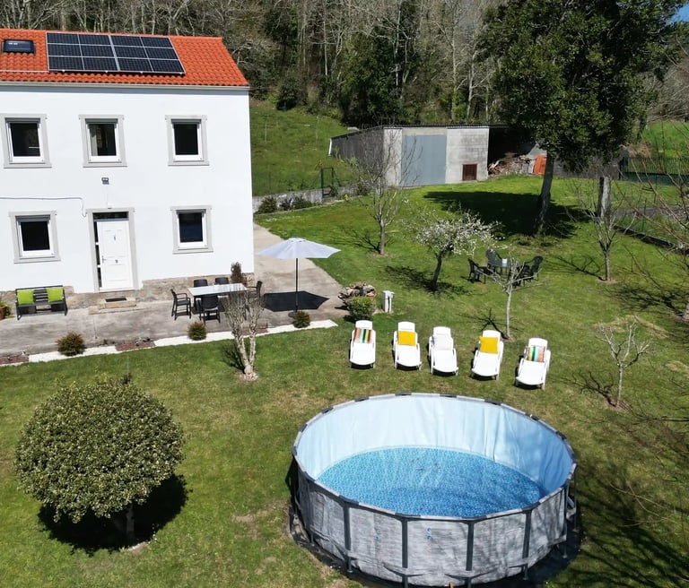 hermosa casa moderna con naturaleza jardín piscina hierba arbol sol