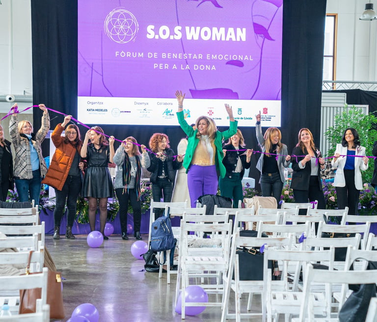 Mujeres disfrutando de experiencia inmersiva con Katia Medeles. Método Umbral
