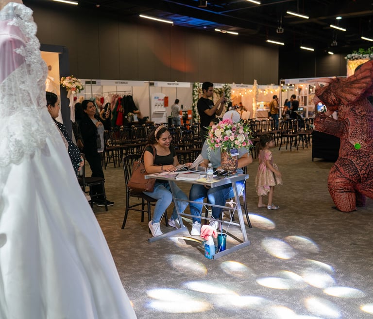 "Visitantes interactuando y explorando proveedores en Expo Celebraciones Morelia