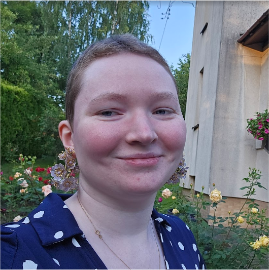 uśmiechnięta kobieta z krótkimi włosami