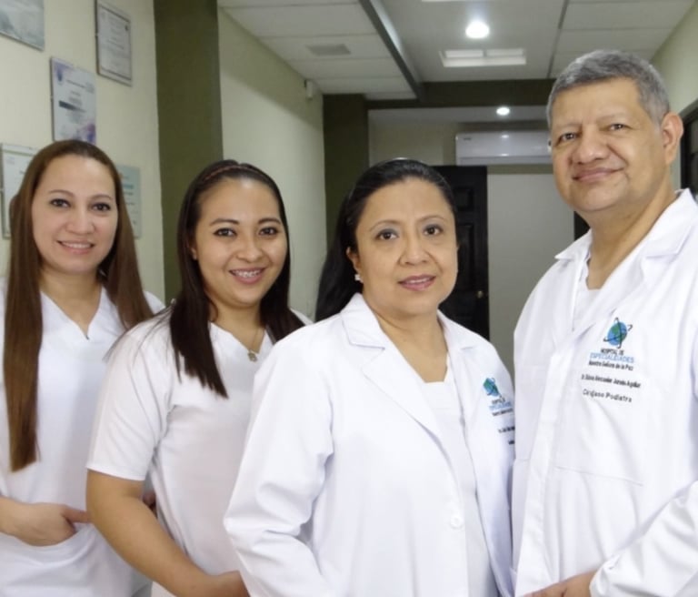 equipo de medicos y enfermeras expertos en pie diabetico