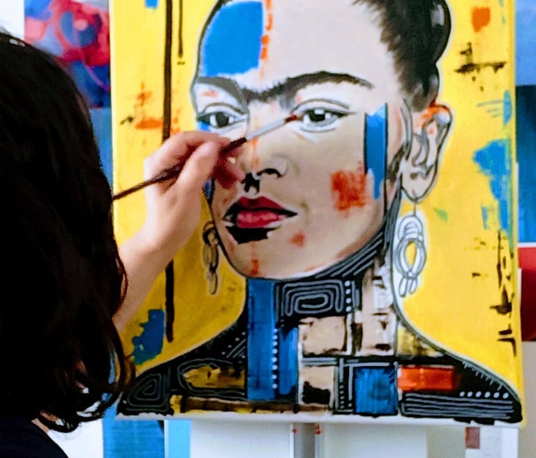 die Künstlerin in ihrem Kunst Atelier