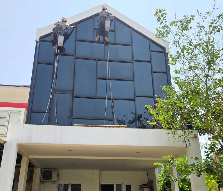 Pembersihan.fasad Kaca Rumah