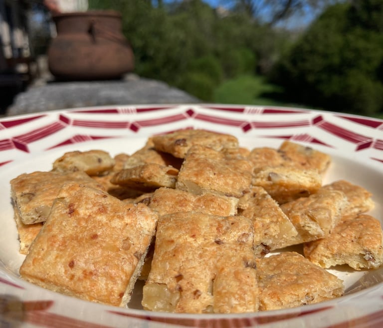 Assiette de biscuits artisanaux, sablés noix ail cantal de la biscuiterie de l'Apothicaire