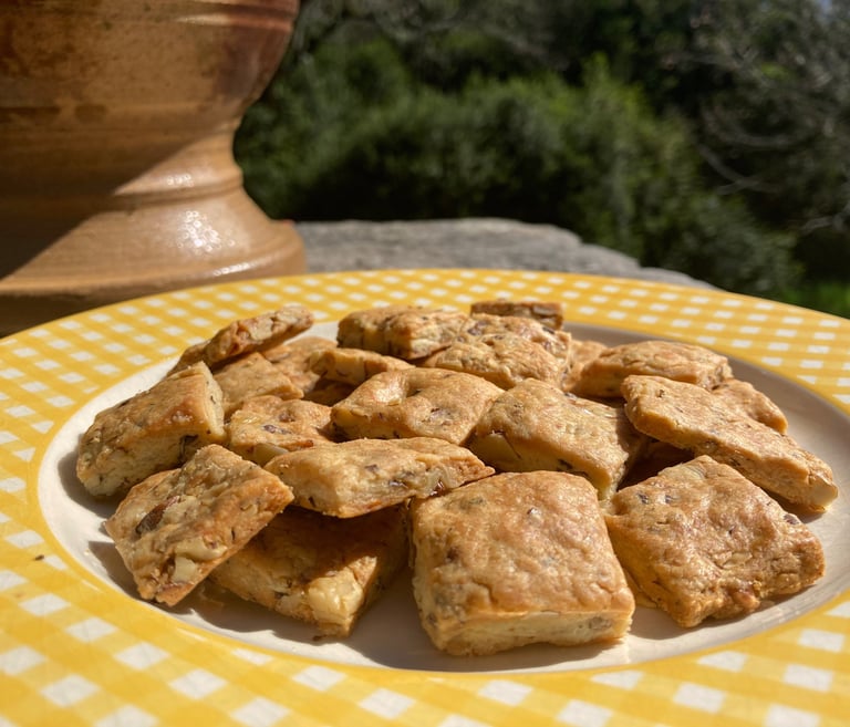 Assiette de biscuits artisanaux, sablés noix Rocamadour romarin de la biscuiterie de l'Apothicaire