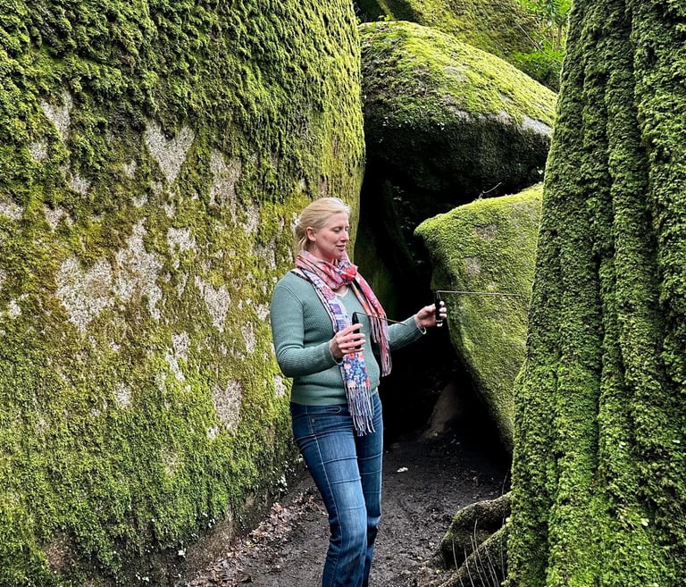 Eulalie Motte en séance de soin énergétique, Bretagne.