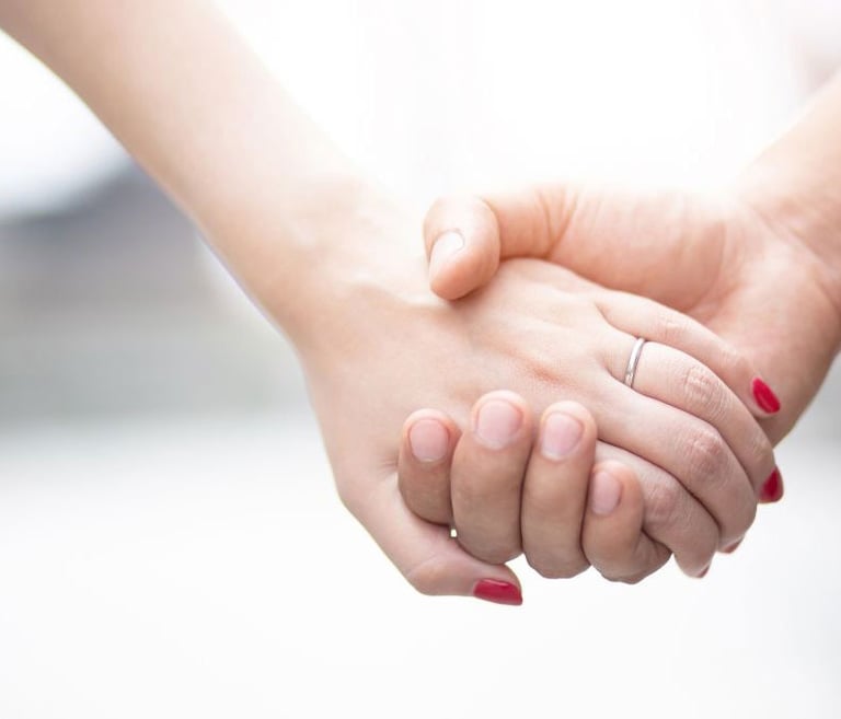 Primer plano de una consultora de belleza tomándose de la mano