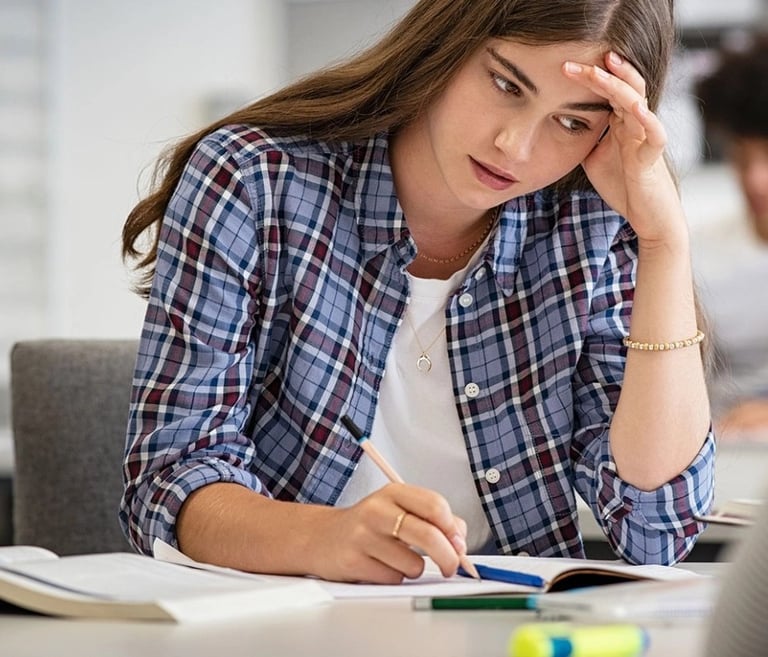 Etudiante stressée en situation de révision  avant un examen