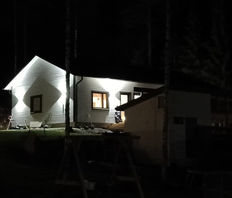 Todella komea ulkovalaistus asennettuna uuteen taloon.
