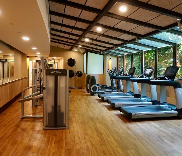 Sprzęt fitness sterylizowany suchą parą 180°C za pomocą przemysłowej myjki EV Poseidon.