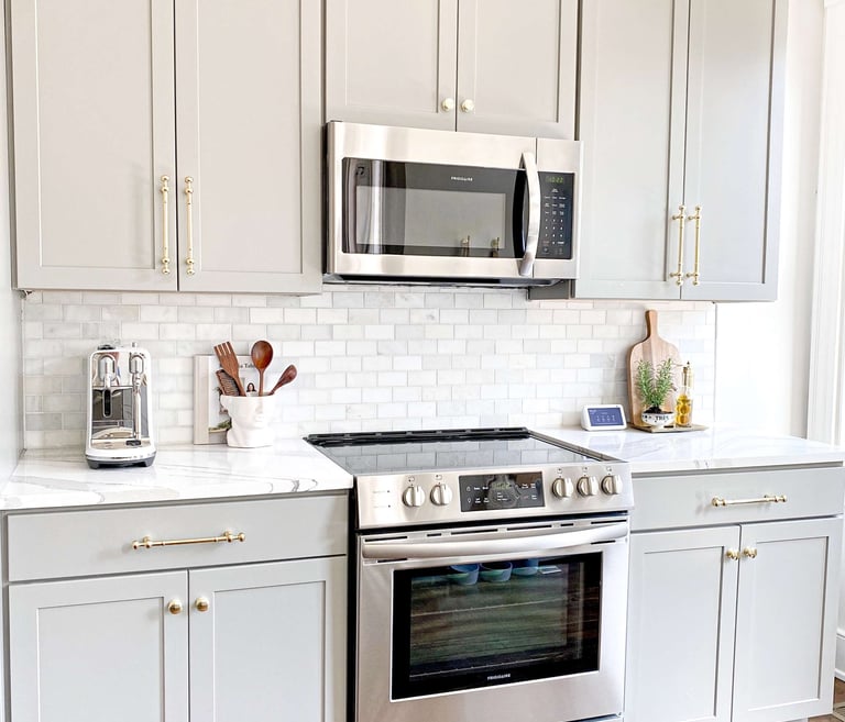 Myjka parowa EV Atlantis usuwająca zaschnięty tłuszcz z piekarnika i blatów w kuchni bez użycia chemii.