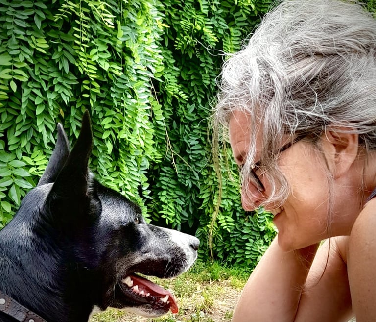 Ensemble avec ma précieuse compagne canine qui m'a ouvert la voie de l'énergétique 
