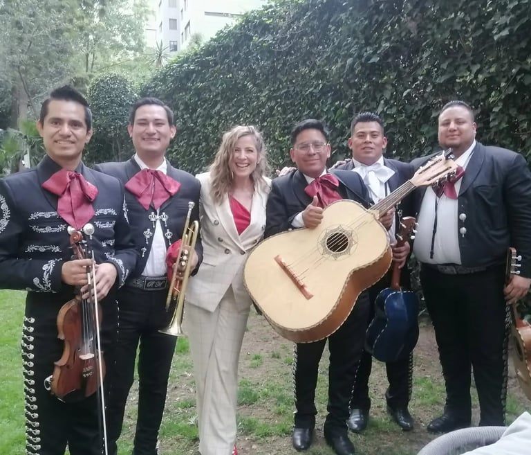 Integrantes de Mariachi Tequila y Amor listos para presentación en CDMX