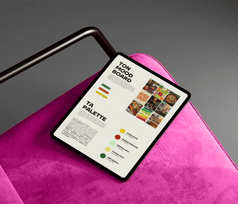 IPad présentant les pages "Ton Moodboard" et "Ta Palette" du Brand Starter
