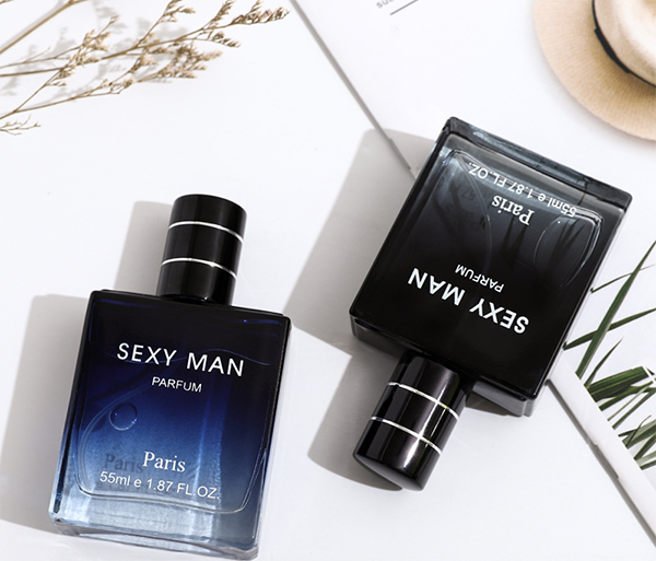 deux flacons de parfums couchés
